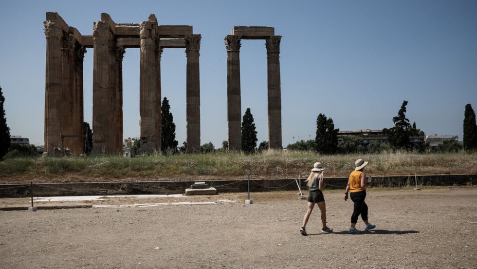 Τουρίστες σε αρχαιολογικό χώρο υπό συνθήκες καύσωνα